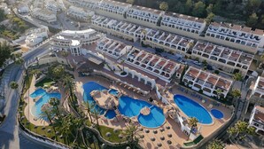 A resort with multiple swimming pools, a central courtyard, and a large building with balconies. - Casa Sunrise - Rooftop, 5 Swimming Pools and Panoramic Sea view @ Peñon de Ifach (Calp)