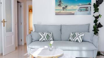 TV connectée, jeux vidéo, table de tennis de table, livres