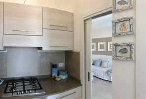 Réfrigérateur, four à micro-ondes, un four, surface de cuisson