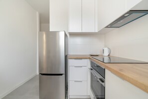 Een vaatwasser, kookgerei, borden en bestek