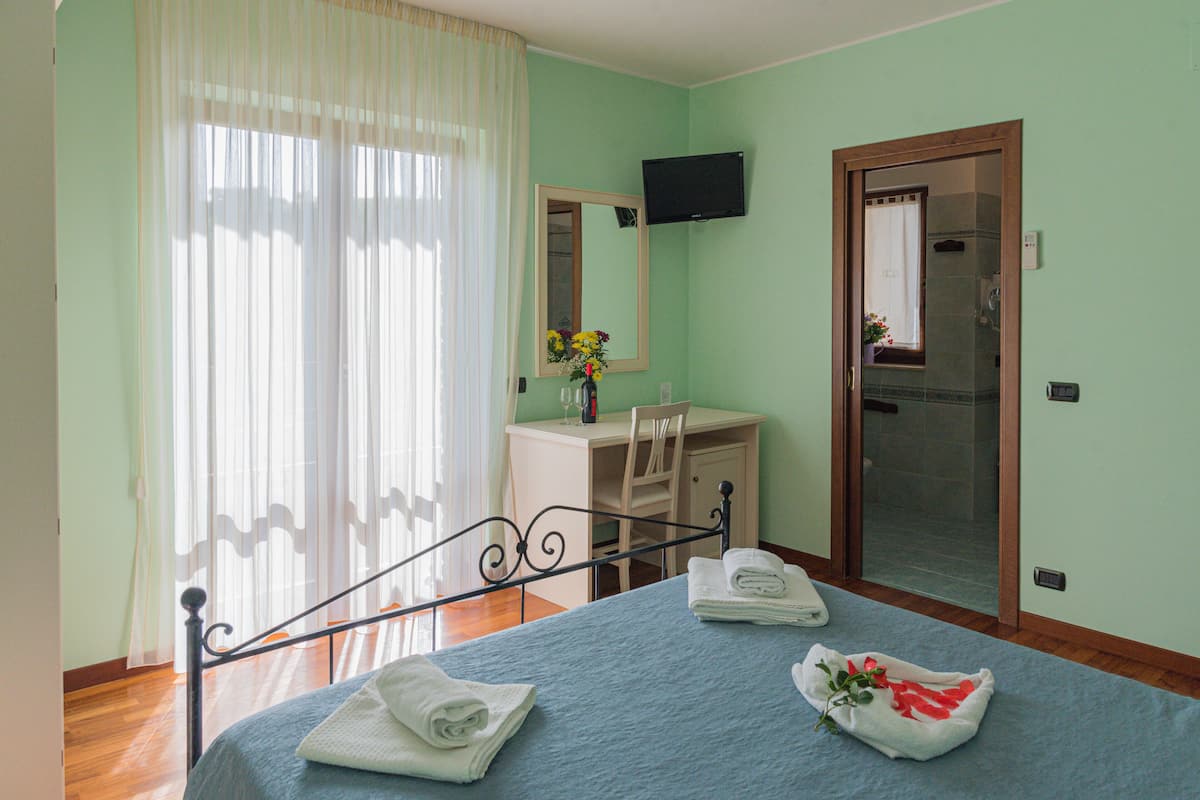 Traditional Room | 1 bedroom, desk, soundproofing, bed sheets