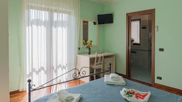 Traditional Room | Desk, soundproofing, bed sheets