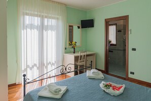 Bureau, chambres insonorisées, draps fournis