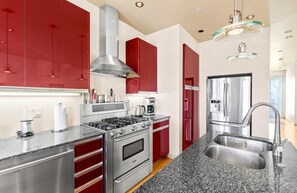 Fridge, microwave, oven, stovetop - Alley-By Loft: Smack Dab in the Middle of Ashland! Steps from Theaters & Lithia (Ashland)