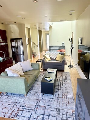 Smart TV, stereo - Alley-By Loft: Smack Dab in the Middle of Ashland! Steps from Theaters & Lithia (Ashland)