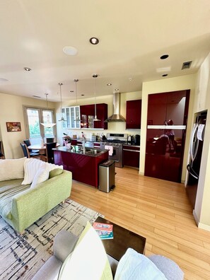 Smart TV, stereo - Alley-By Loft: Smack Dab in the Middle of Ashland! Steps from Theaters & Lithia (Ashland)