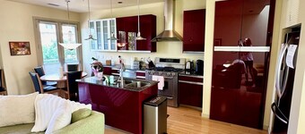 Alley-By Loft: Smack Dab in the Middle of Ashland!  Steps from Theaters & Lithia