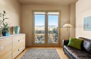 Smart TV, stereo - Alley-By Loft: Smack Dab in the Middle of Ashland! Steps from Theaters & Lithia (Ashland)