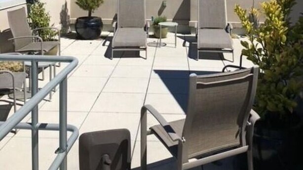 A rooftop terrace with outdoor seating and a view of distant mountains. - Alley-By Loft: Smack Dab in the Middle of Ashland!  Steps from Theaters & Lithia (Ashland)