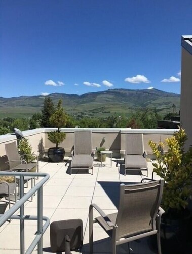 Alley-By Loft: Smack Dab in the Middle of Ashland!  Steps from Theaters & Lithia