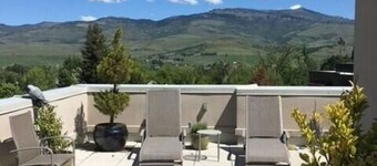 Alley-By Loft: Smack Dab in the Middle of Ashland!  Steps from Theaters & Lithia