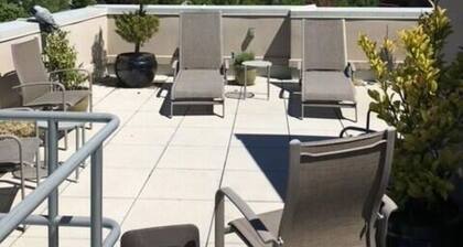 Alley-By Loft: Smack Dab in the Middle of Ashland! Steps from Theaters & Lithia