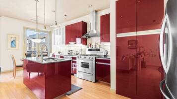 Réfrigérateur, micro-ondes, four, plaque de cuisson