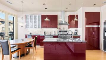 Réfrigérateur, micro-ondes, four, plaque de cuisson