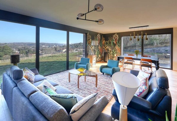 智能電視、乒乓球設施、音響