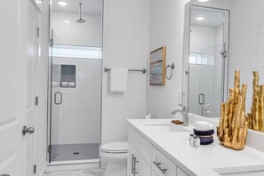 Regadera, secadora de cabello, toallas, jabón 