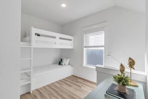 4 habitaciones, tabla de planchar con plancha, wifi y ropa de cama 