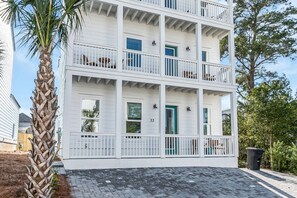 Exterior - 30A Beautiful Beach House/Minutes to Beach/*Hot Tub/Community Pool/Large screened-in patio/Sleeps 14 (Santa Rosa Beach)