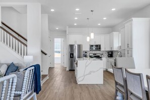 Kühlschrank, Mikrowelle, Geschirrspüler