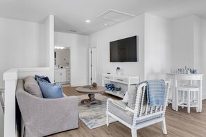 TV - 30A Beautiful Beach House/Minutes to Beach/*Hot Tub/Community Pool/Large screened-in patio/Sleeps 14 (Santa Rosa Beach)