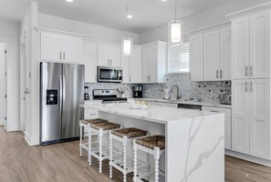 冷蔵庫、電子レンジ、食器洗い機、コーヒー / ティーメーカー