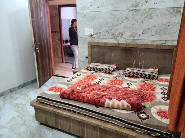 Deluxe Double Room | Desk, free WiFi - Roomshala 153 Hotel Krishnashrya (Mathura)