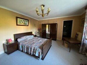 5 bedrooms, iron/ironing board, WiFi, bed sheets