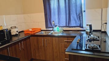 Microwave, stovetop, cookware/dishes/utensils