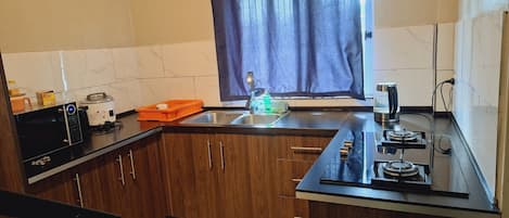 Microwave, stovetop, cookware/dishes/utensils