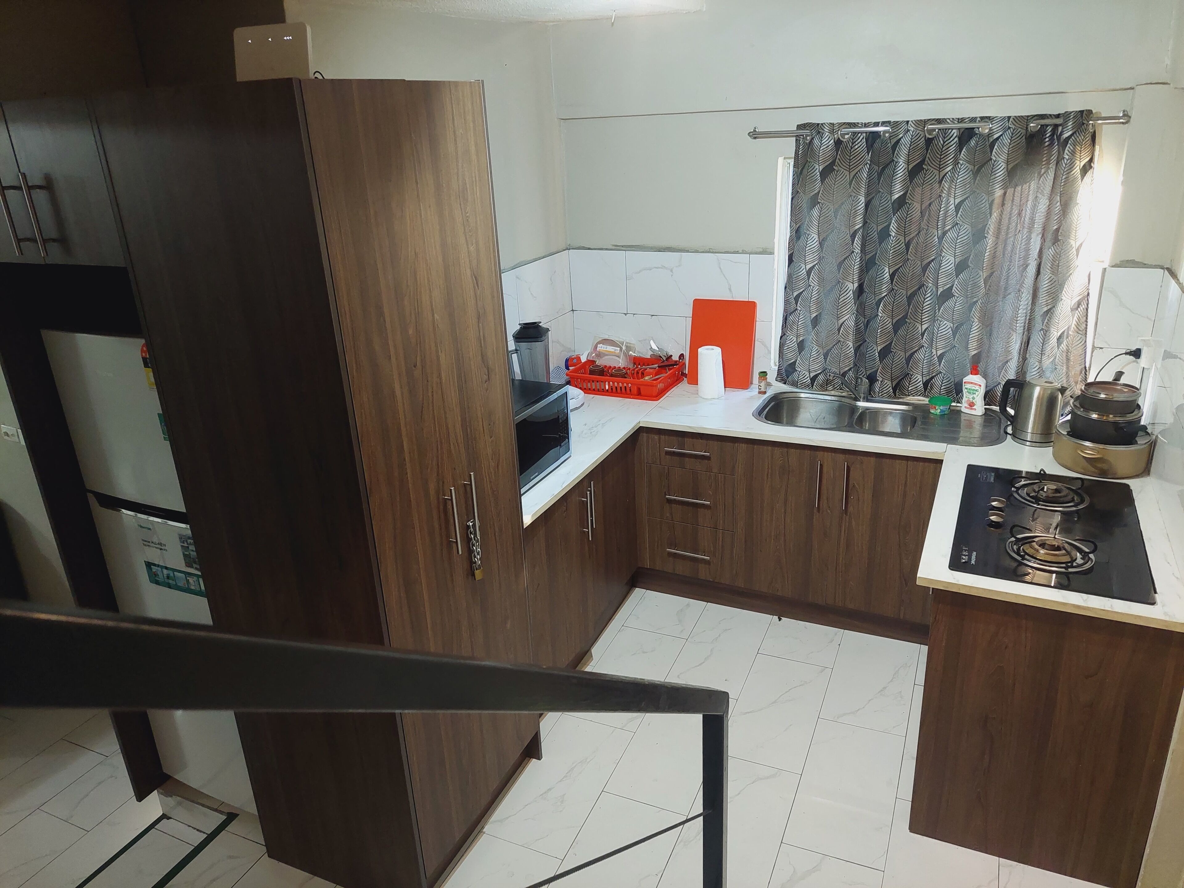 Mikrowelle, Herdplatte, Kochgeschirr/Geschirr/Besteck