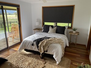 4 bedrooms, iron/ironing board, travel cot, WiFi - Escape on 50 acres on the Buladelah river. Accommodation for upto 10 people. (Bulahdelah)