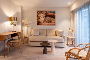 Deluxe Suite | Living area | Smart TV - Résidence Hôtelière Chambord (Menton)
