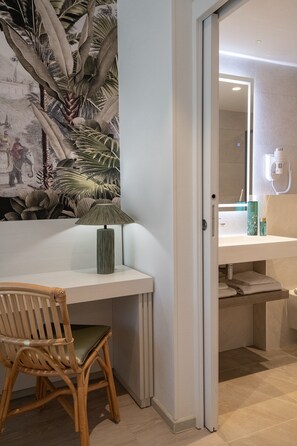 Deluxe Twin Room | In-room safe, individually decorated, individually furnished, desk - Résidence Hôtelière Chambord (Menton)