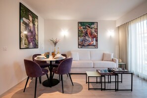 Leilighet – deluxe | Safe på rommet, individuelt dekorert, individuelt innredet og skrivebord