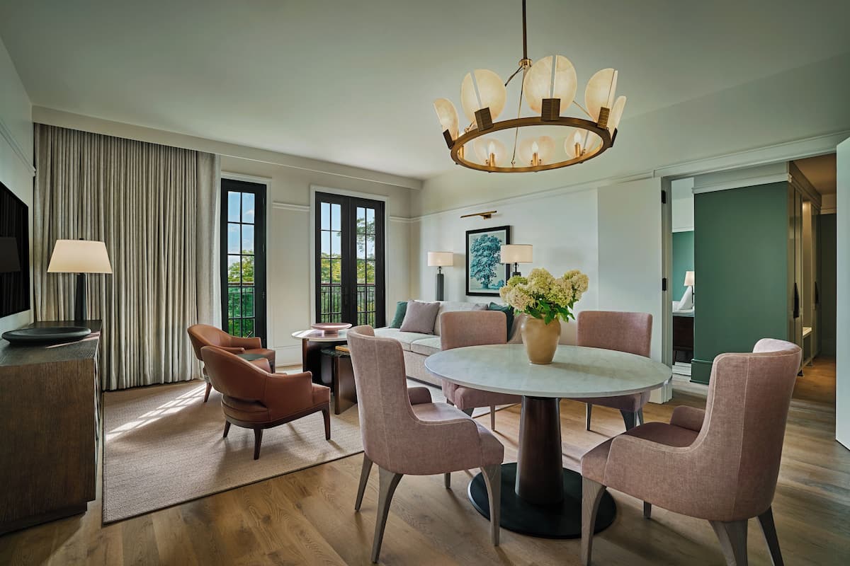 Deluxe Estate One Bedroom Suite | Living area