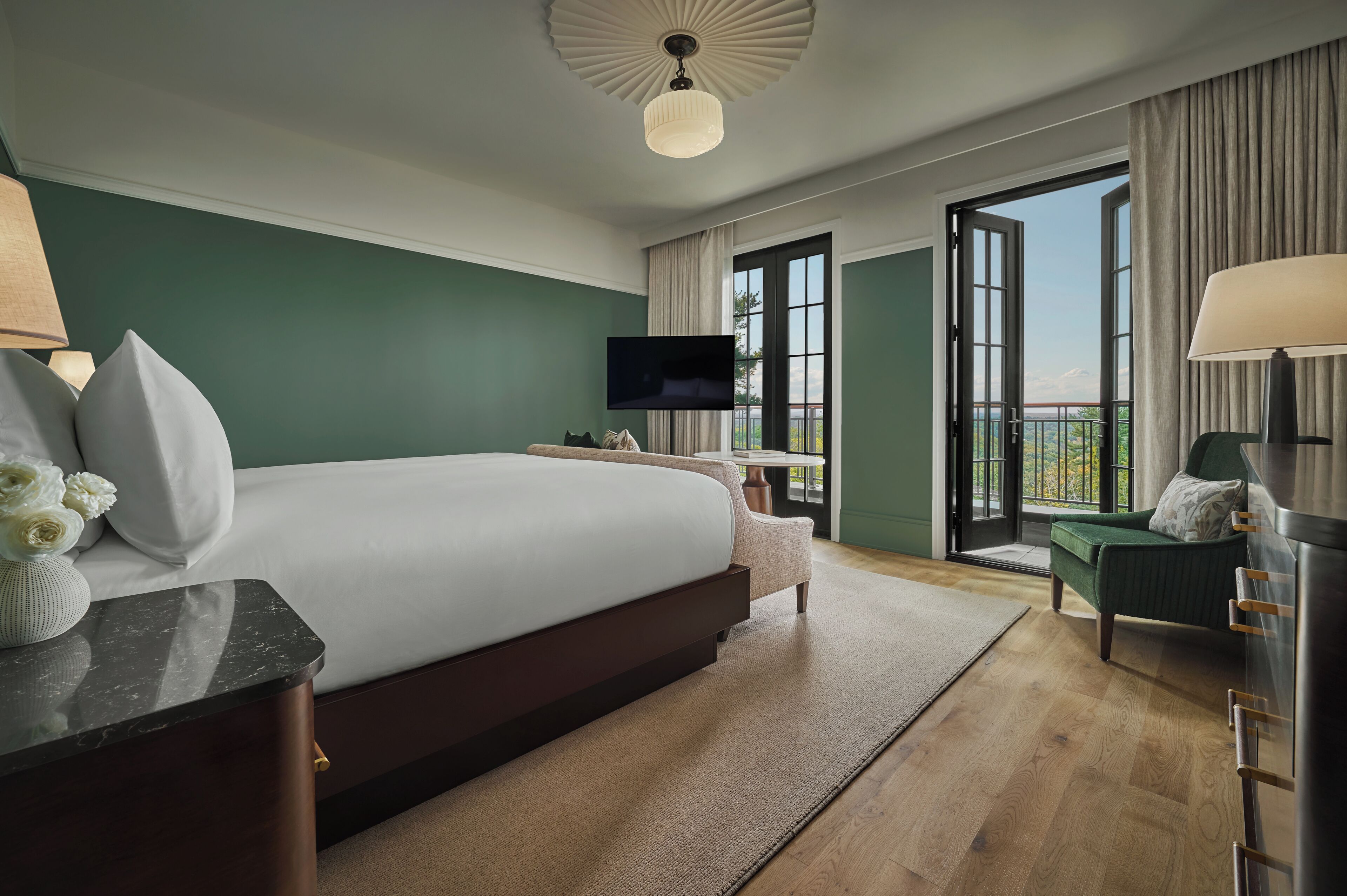 Deluxe Estate King | 迷你吧、客房内保险箱、遮光窗帘、熨斗/熨衣板