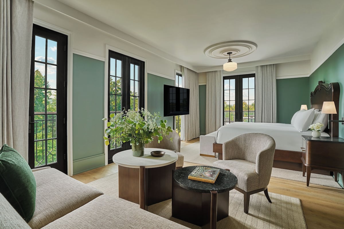 Deluxe Estate Studio | Living area | LED TV