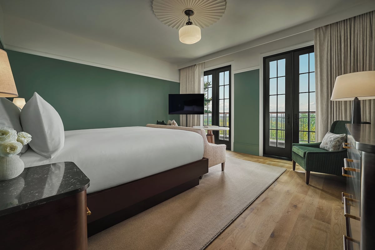 Deluxe Estate King | 1 bedroom, minibar, in-room safe, blackout drapes