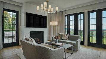 Two Bedroom Pendry Suite | Área de sala de estar | Televisión LED