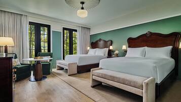 Estate Queen Queen | Minibar, in-room safe, blackout drapes, iron/ironing board