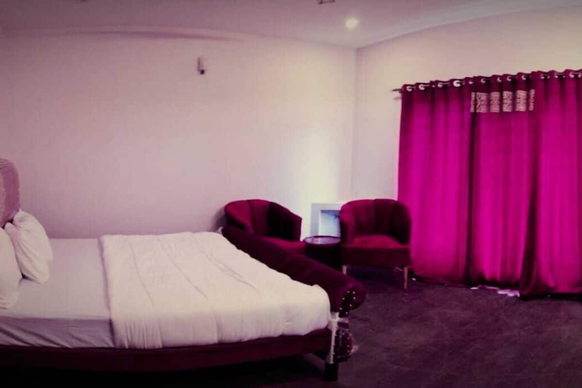 Deluxe Room, 1 King Bed, Private Bathroom