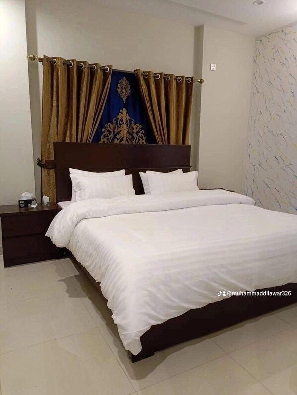 Deluxe Room, 1 King Bed, Private Bathroom