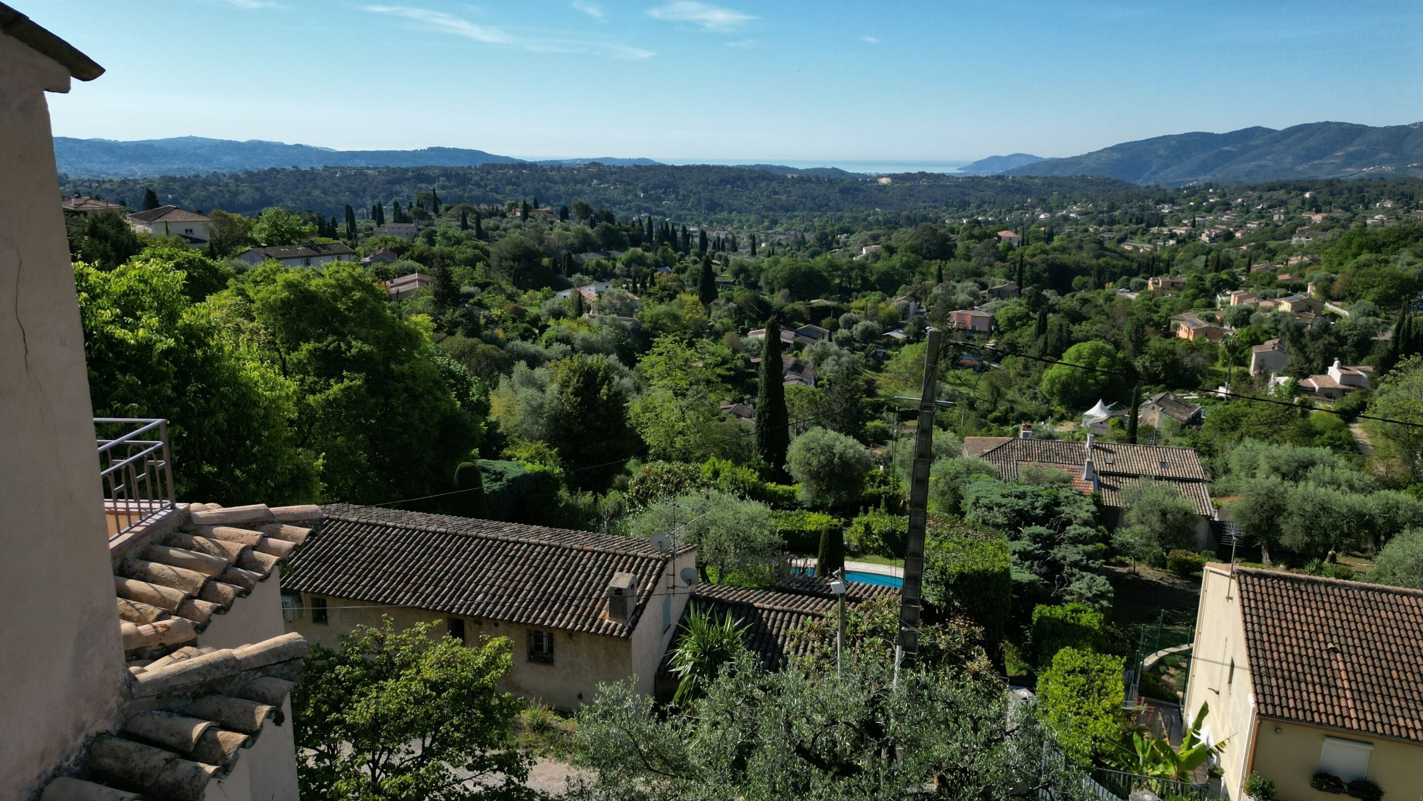 Un barrio residencial con arquitectura tradicional, que incluye tejados de teja terracota y escaleras de piedra.