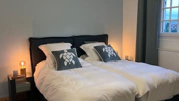 Værelse med 2 enkeltsenge - eget badeværelse - udsigt til pool (Bleue) | Premium-sengetøj, individuelt design, individuel indretning