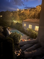 Zona residencial con piscina, escalones de piedra y un edificio con ventanas.