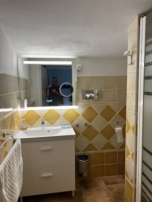 Chambre avec lits jumeaux, salle de bains attenante, vue piscine (Bleue) | Salle de bain