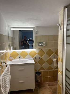 Chambre avec lits jumeaux, salle de bains attenante, vue piscine (Bleue) | Salle de bain | Douche, douche à « effet pluie », sèche-cheveux, peignoirs