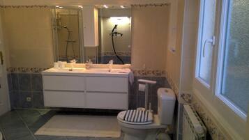 Superior Suite, Ensuite, Sea View (Ocre) | Bathroom | Shower, rainfall showerhead, hair dryer, bathrobes