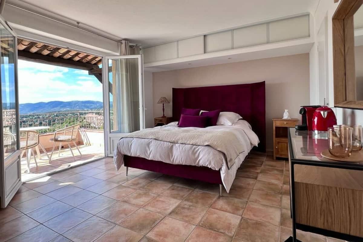 Kahden hengen panoraamahuone, kylpyhuone makuuhuoneen yhteydessä, merinäköala (Rouge) | Ylelliset vuodevaatteet, yksilöllisesti sisustettu