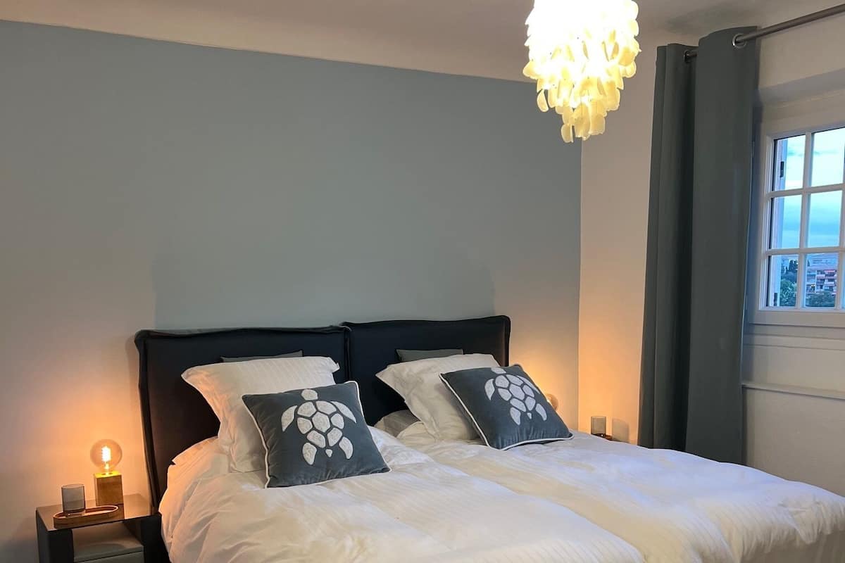 Kahden hengen huone (kaksi sänkyä), kylpyhuone makuuhuoneen yhteydessä (Bleue) | Ylelliset vuodevaatteet, yksilöllisesti sisustettu